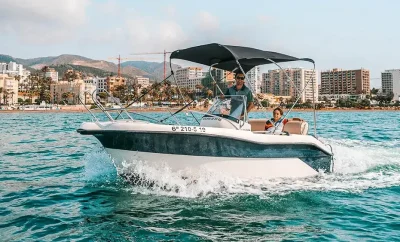 Barco sin licencia Mareti 450