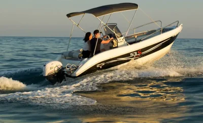 Barco sin licencia Trimarchi 53