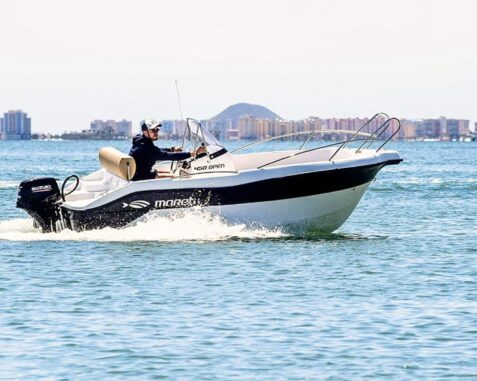 Barco sin licencia Mareti 450