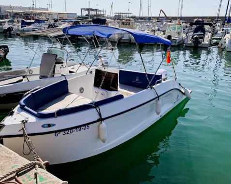 Barco sin licencia Bey Yatch