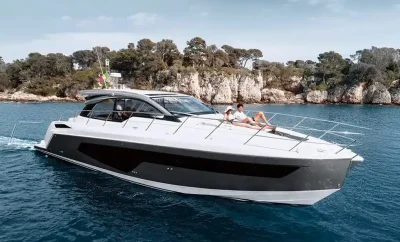 Yate a motor Azimut 51