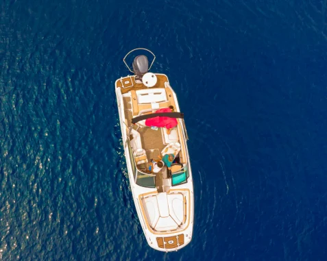 Barco a motor Four Winns HD240