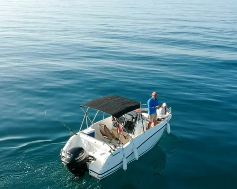 Barco a motor Quicksilver 555